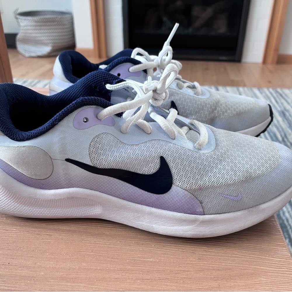 Nike Revolution 7 youth size 5 v good condition